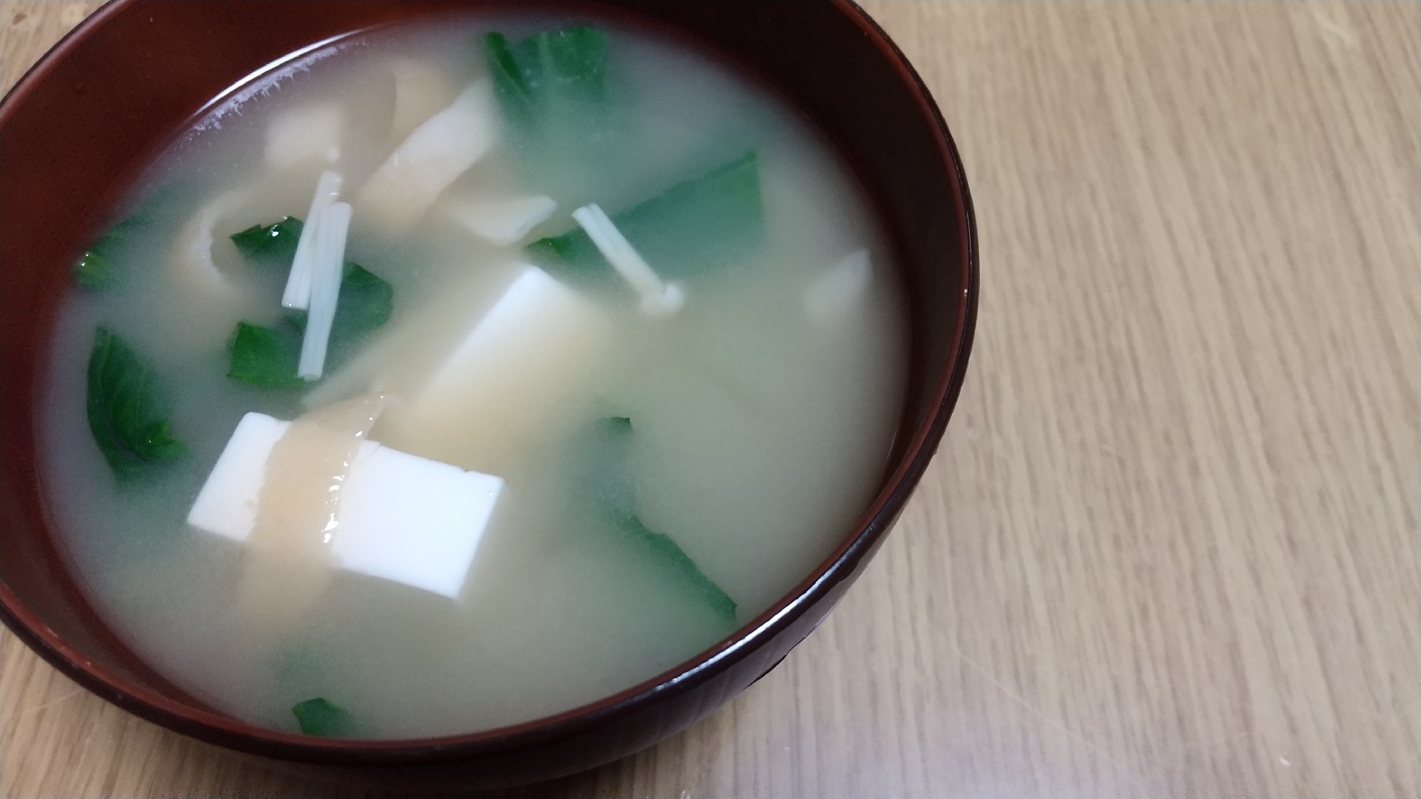 煮干し出汁で☆小松菜と豆腐、えのき、焼き麩の味噌汁