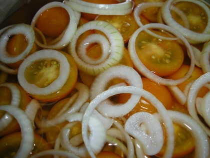 黄色のミディトマトがありましたので小玉葱と合わせて作ってみました♪ステンレスボールで冷たくして頂きます♪美味しいレシピ有難うございます(^O^)/