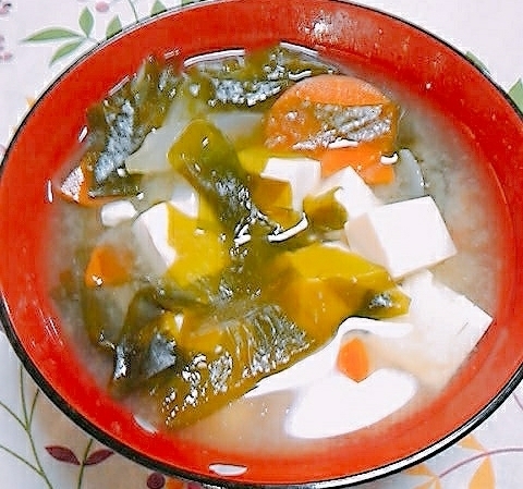 豆腐とワカメと人参玉葱の味噌汁