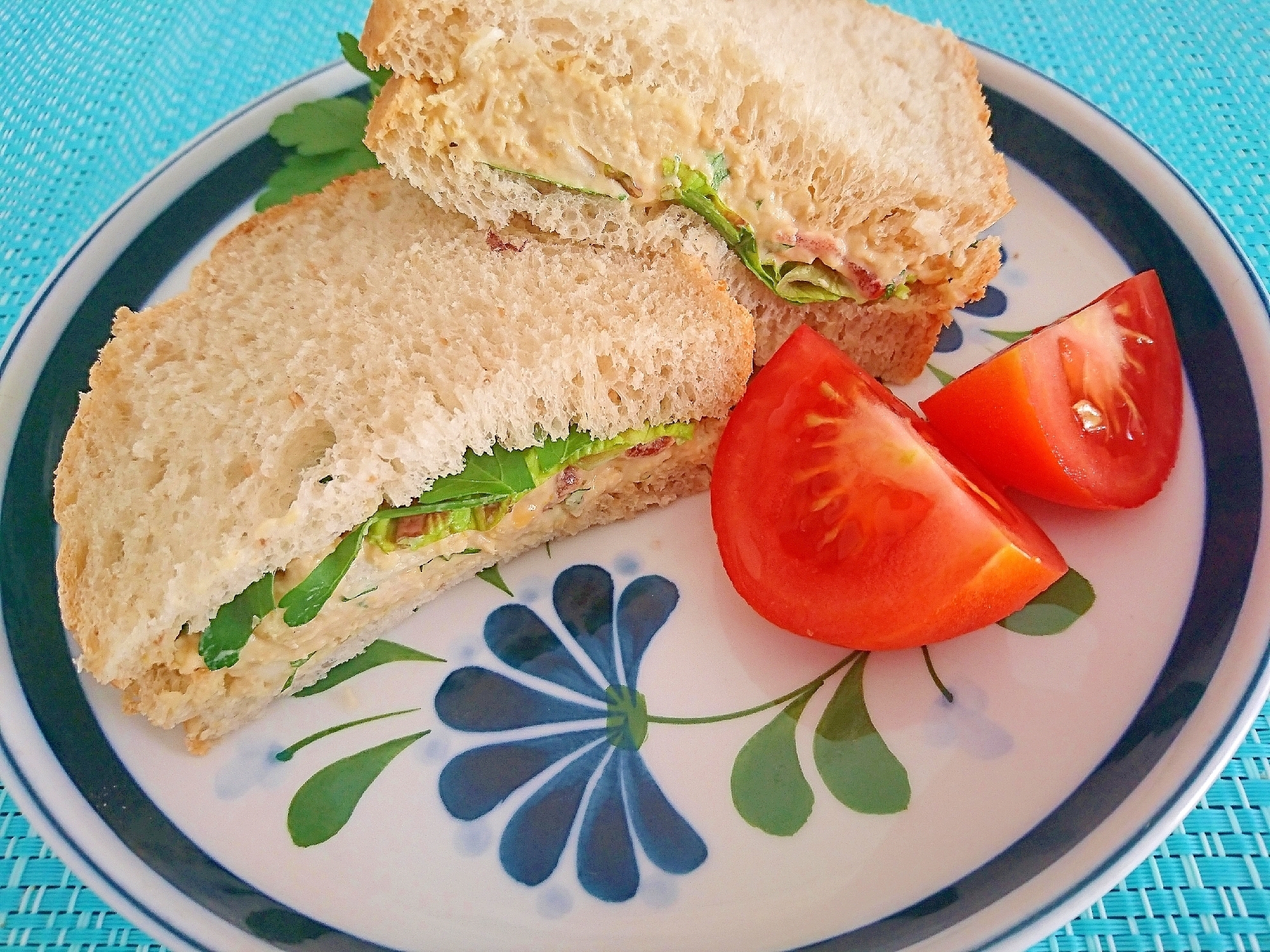 フムスのカレー味野菜サンドイッチ