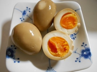 ちょっと卵を茹ですぎて、ギリギリ半熟位の黄身の状態になってしまいましたが、美味しい煮卵が出来ました。