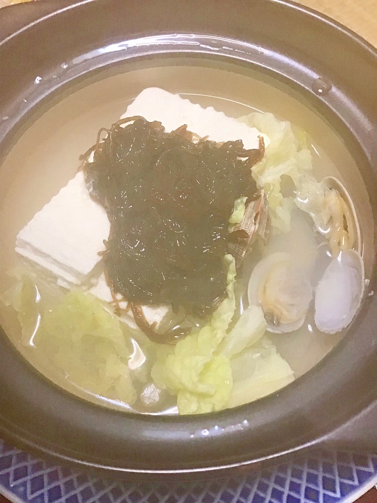 アサリとモズクの湯豆腐。