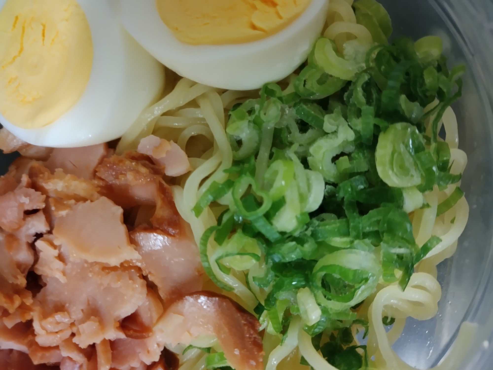 茹で卵と焼豚とねぎのざるラーメン