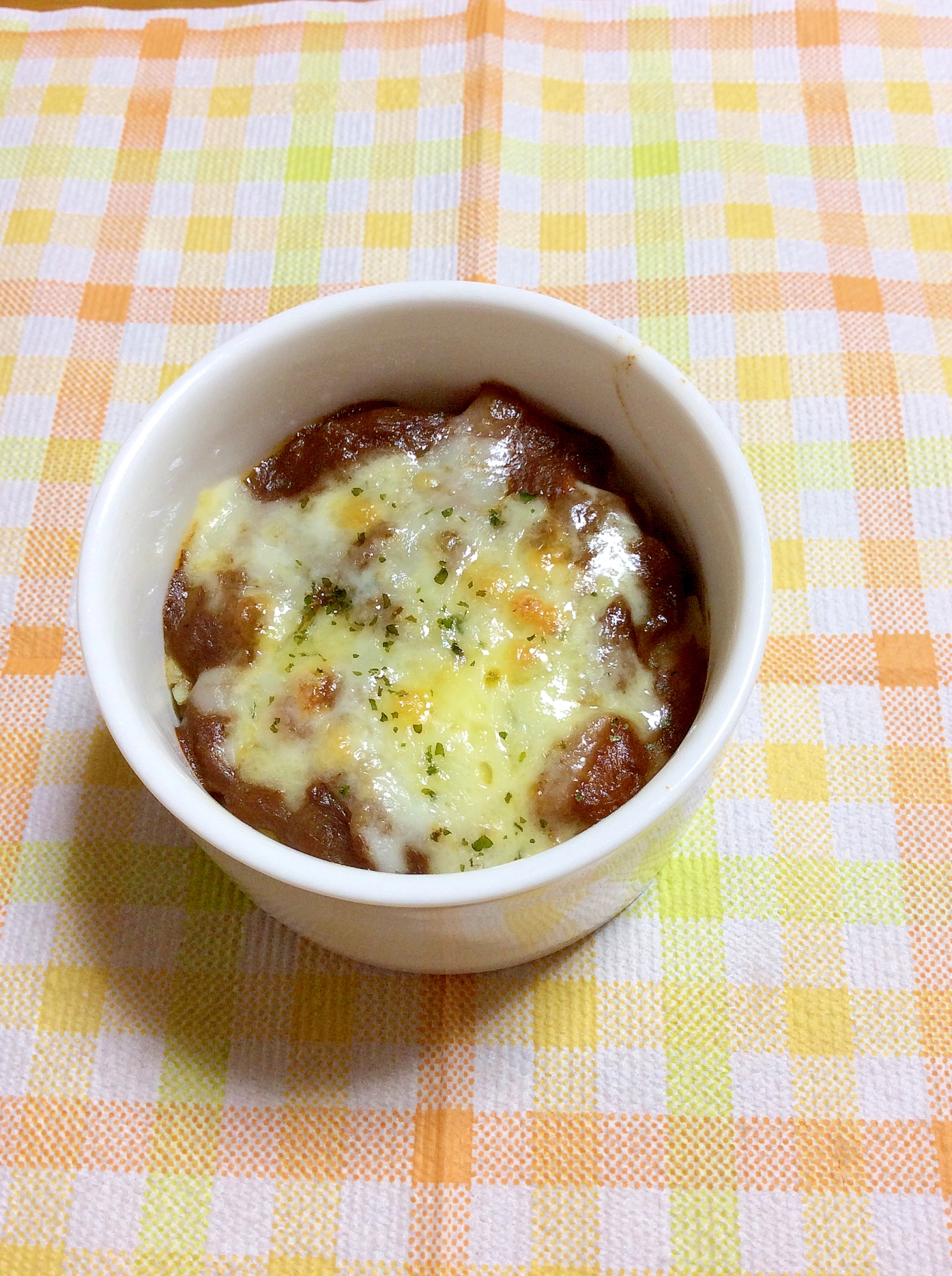 白い器に入った新じゃがのチーズ焼き