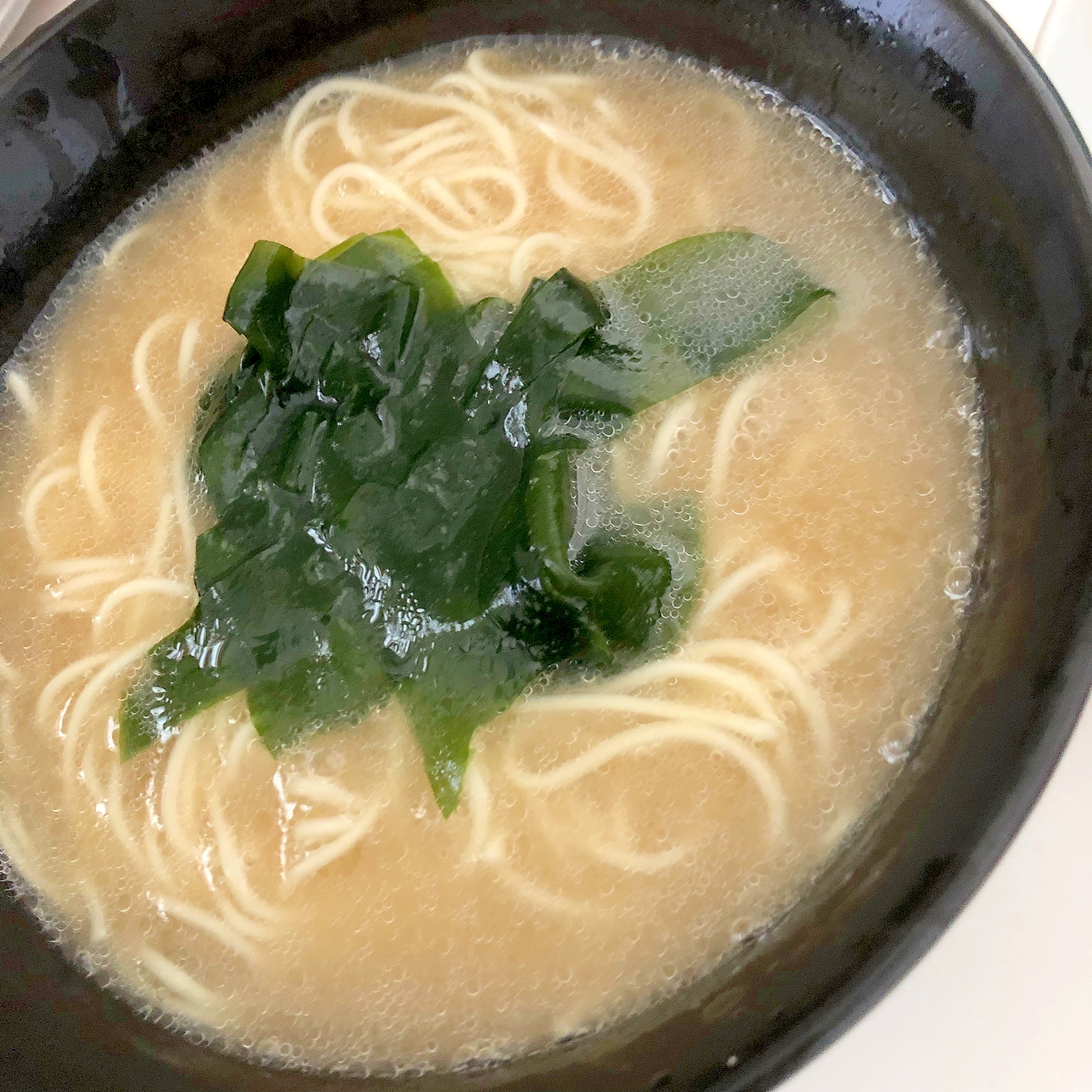 ワカメ入りの豚骨ラーメン！