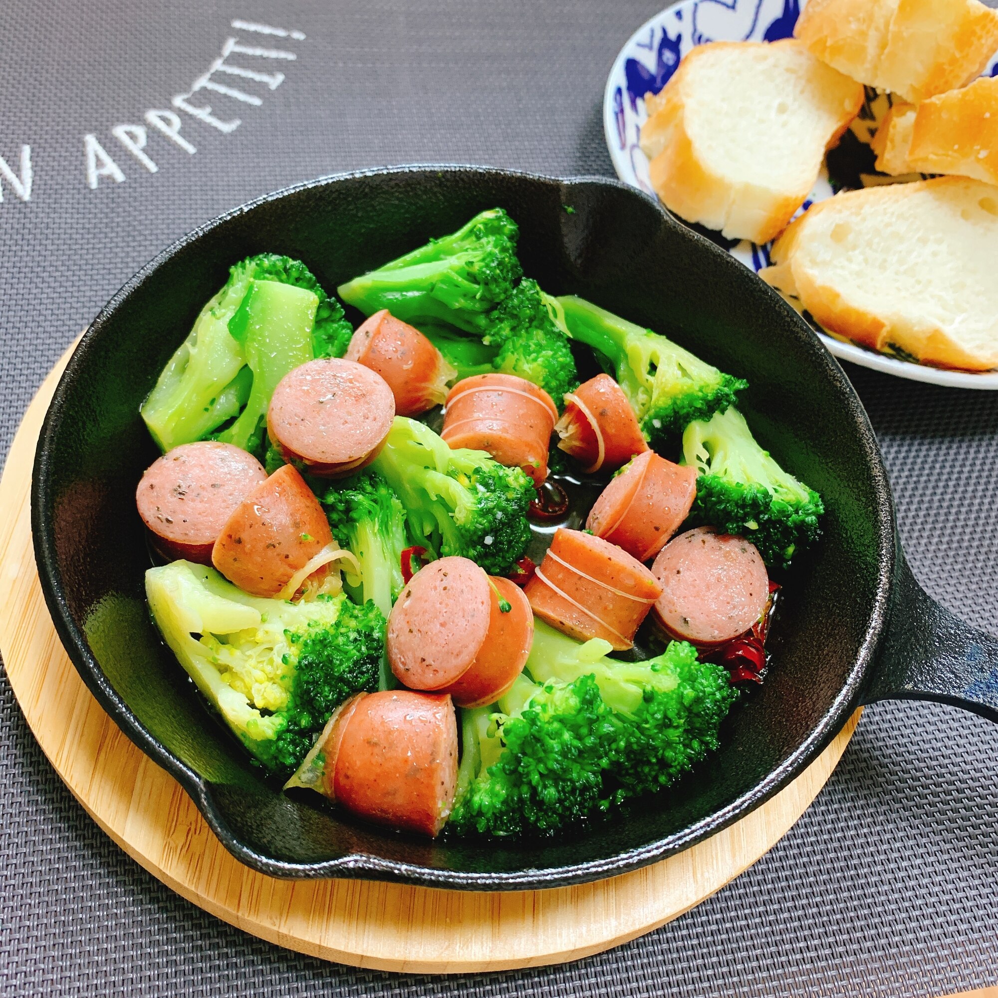 ソーセージとブロッコリーのアヒージョ レシピ 作り方 By みつこ 一人暮らし 楽天レシピ