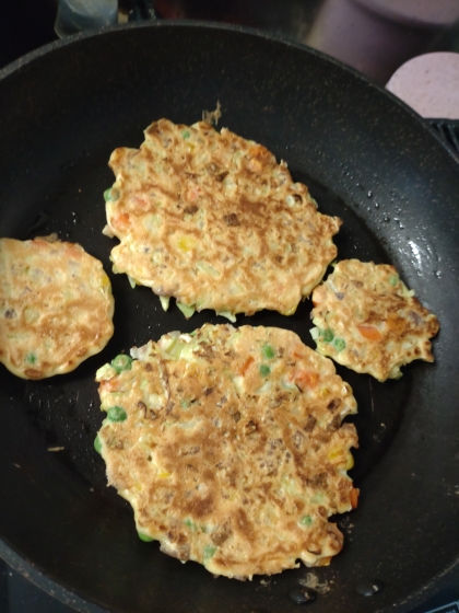 小麦粉・だしの代わりに、お好み焼き粉で。ミックスベジタブルを入れて焼きました！
