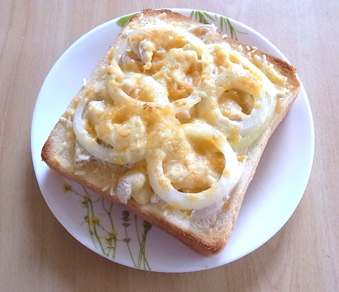 鶏肉と玉ねぎのチーズトースト