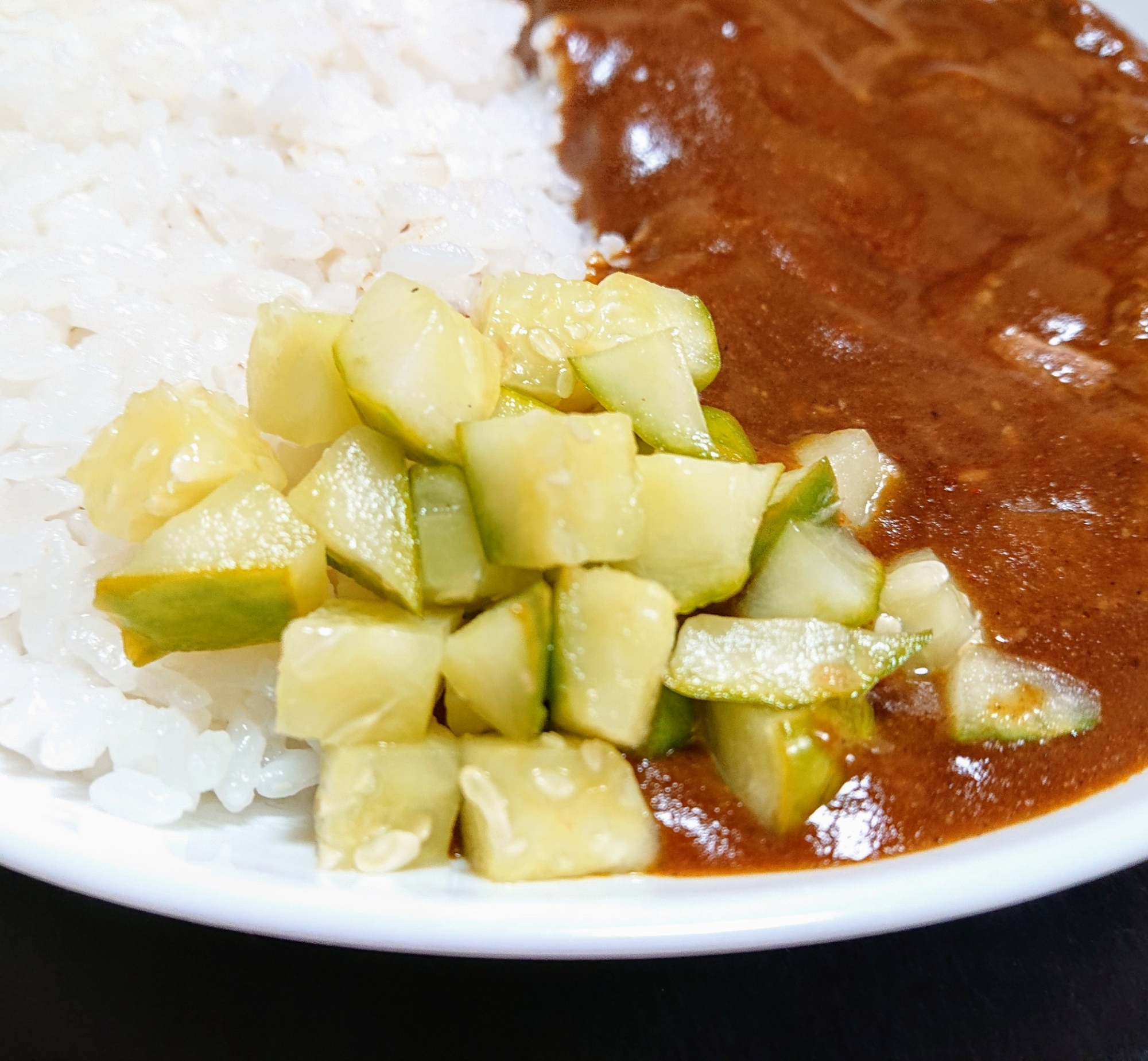 カレーに添えるキュウリ