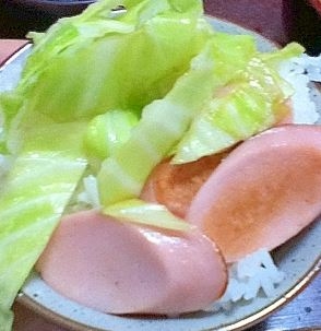 魚肉ソーセージとキャベツの塩炒め丼【ズボラ飯】