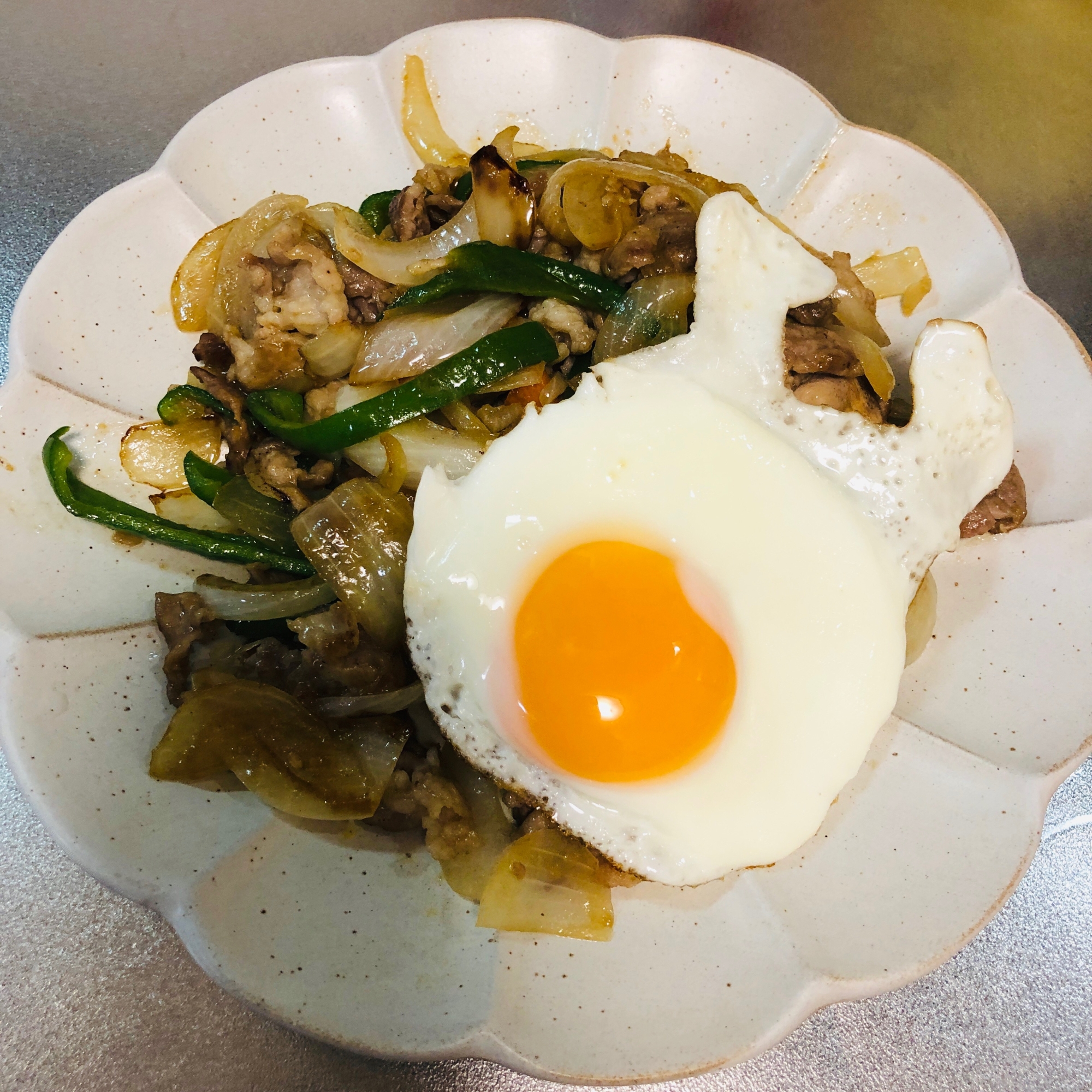 目玉焼きのせ★野菜炒め