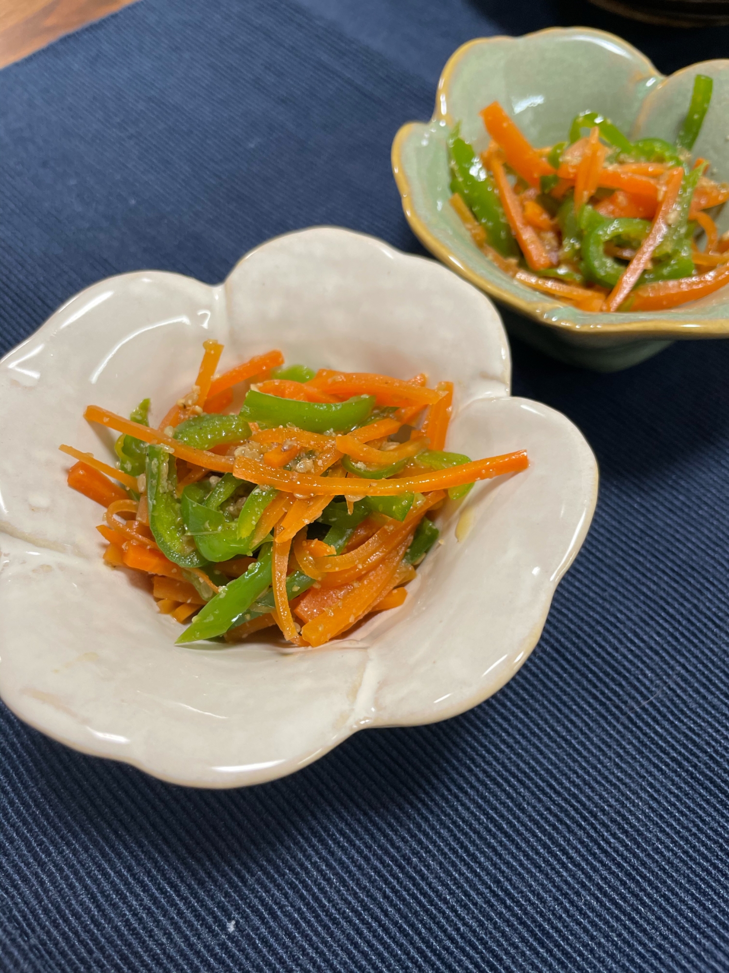 お弁当にも♡レンジでにんじんとピーマンのごま和え