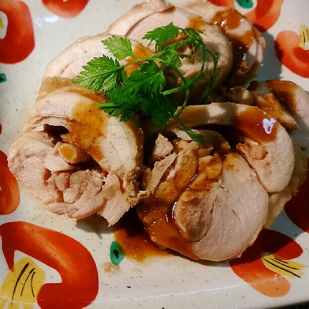 柄皿に盛り付けられた鶏もも肉のチャーシュー