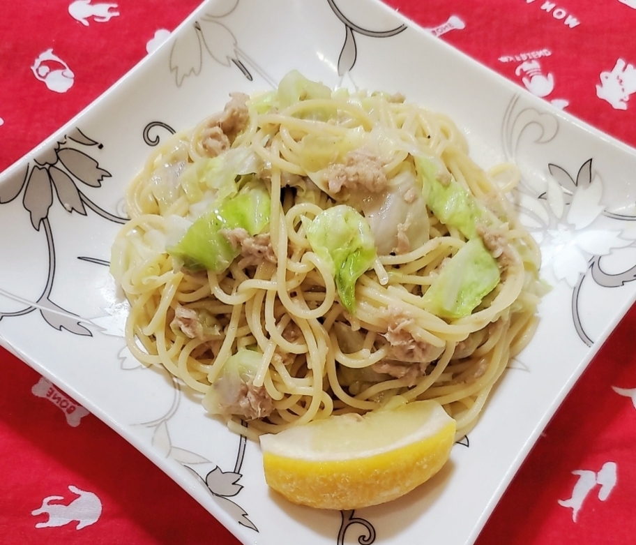 レモン添えて、春キャベツとツナのパスタ