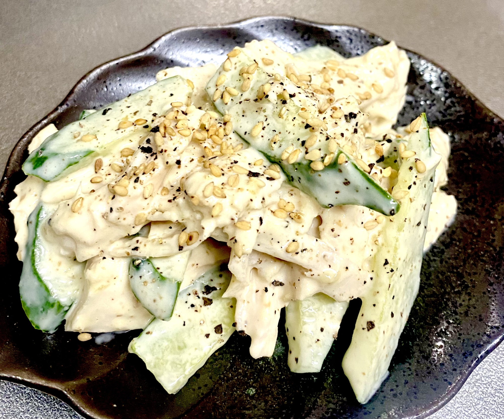 サラダチキンと胡瓜のワサマヨ胡麻ドレソース和え