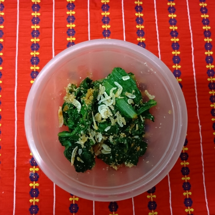 ほうれん草の粉チーズかけ