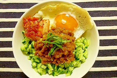 簡単美味しい☆キュウリでさっぱりキムチ納豆丼♪