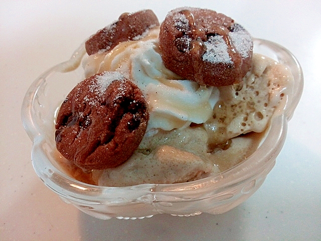 バナナアイスクリームとチョコチップクッキーのパフェ