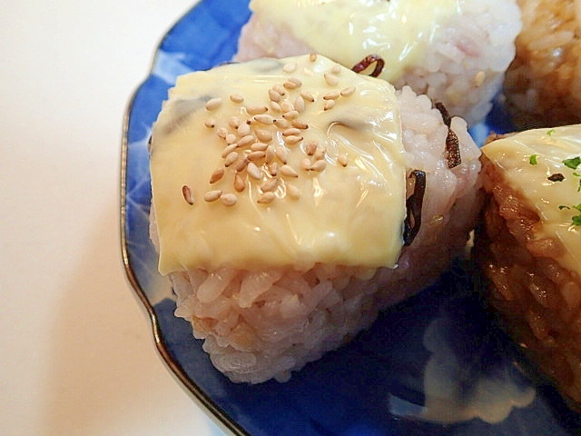 塩昆布とチーズとごまの雑穀焼きおにぎり