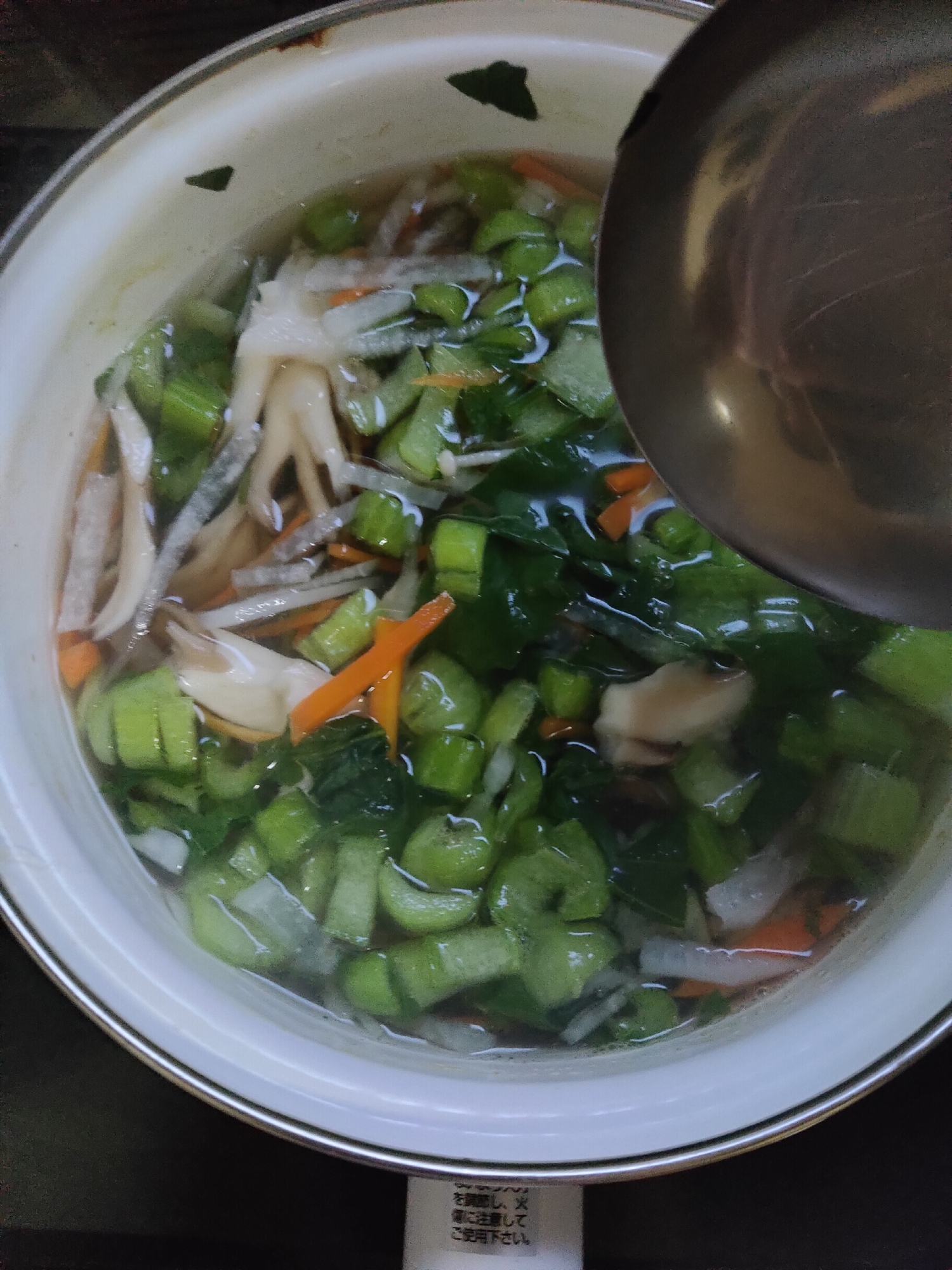 小松菜、舞茸、大根、にんじんのコンソメスープ