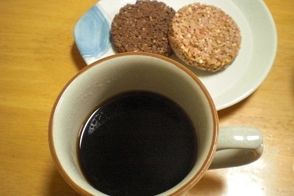 こんばんは・・・・・
今日は大好きな北海道のお土産、
ルタオのチョコと一緒に頂きました。
甘いものともよく合うコーヒー・・・・・・・美味し～い！
(*^_^*)