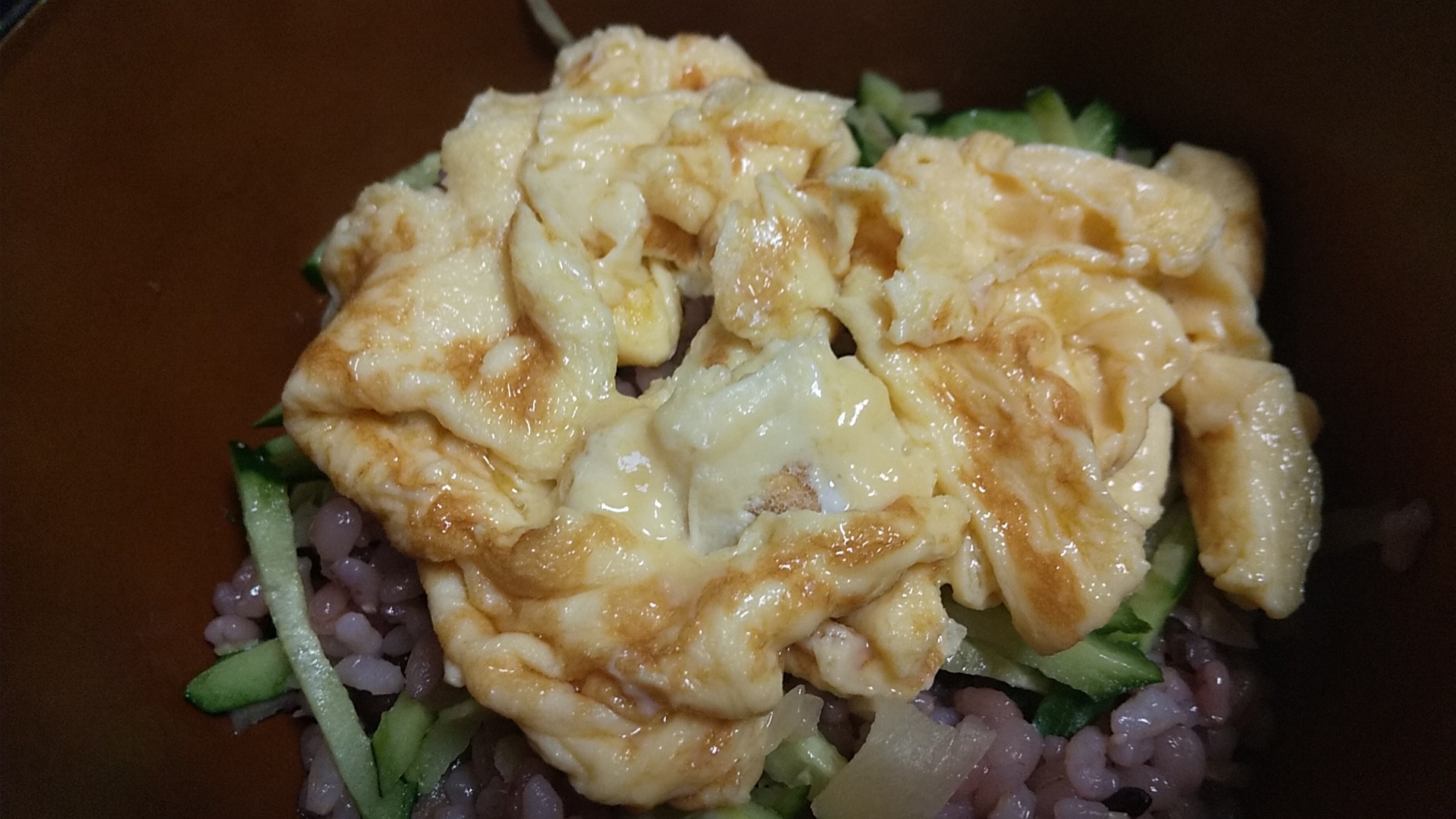 ガリときゅうりの酢飯混ぜご飯★炒り卵のせ
