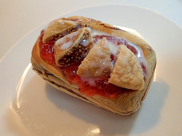 苺ジャムとドライ無花果のチョコパン