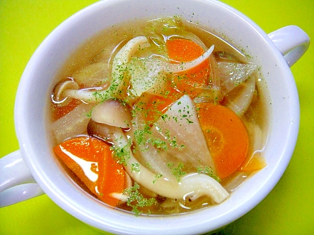 白菜と大根しめじの野菜コンソメスープ