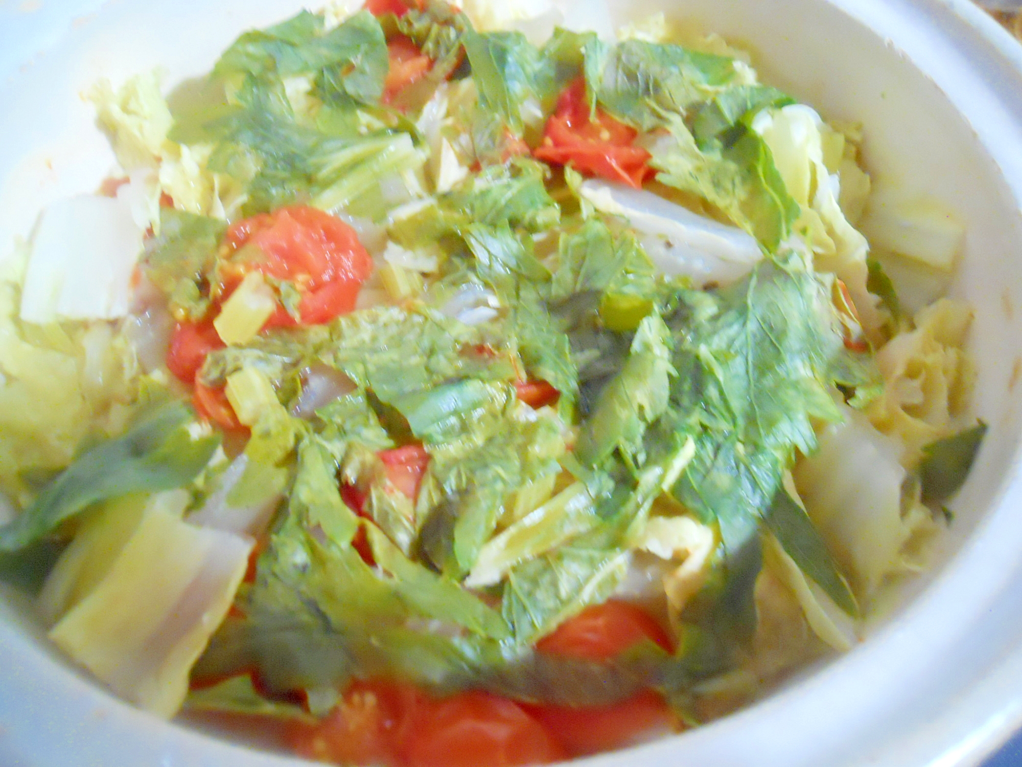土鍋でエコ☆セコ　白菜とセロリの葉＆トマト　塩蒸し