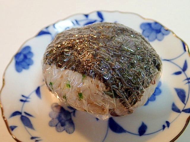 昆布の佃煮と水菜とかつお節の海苔巻きおにぎり