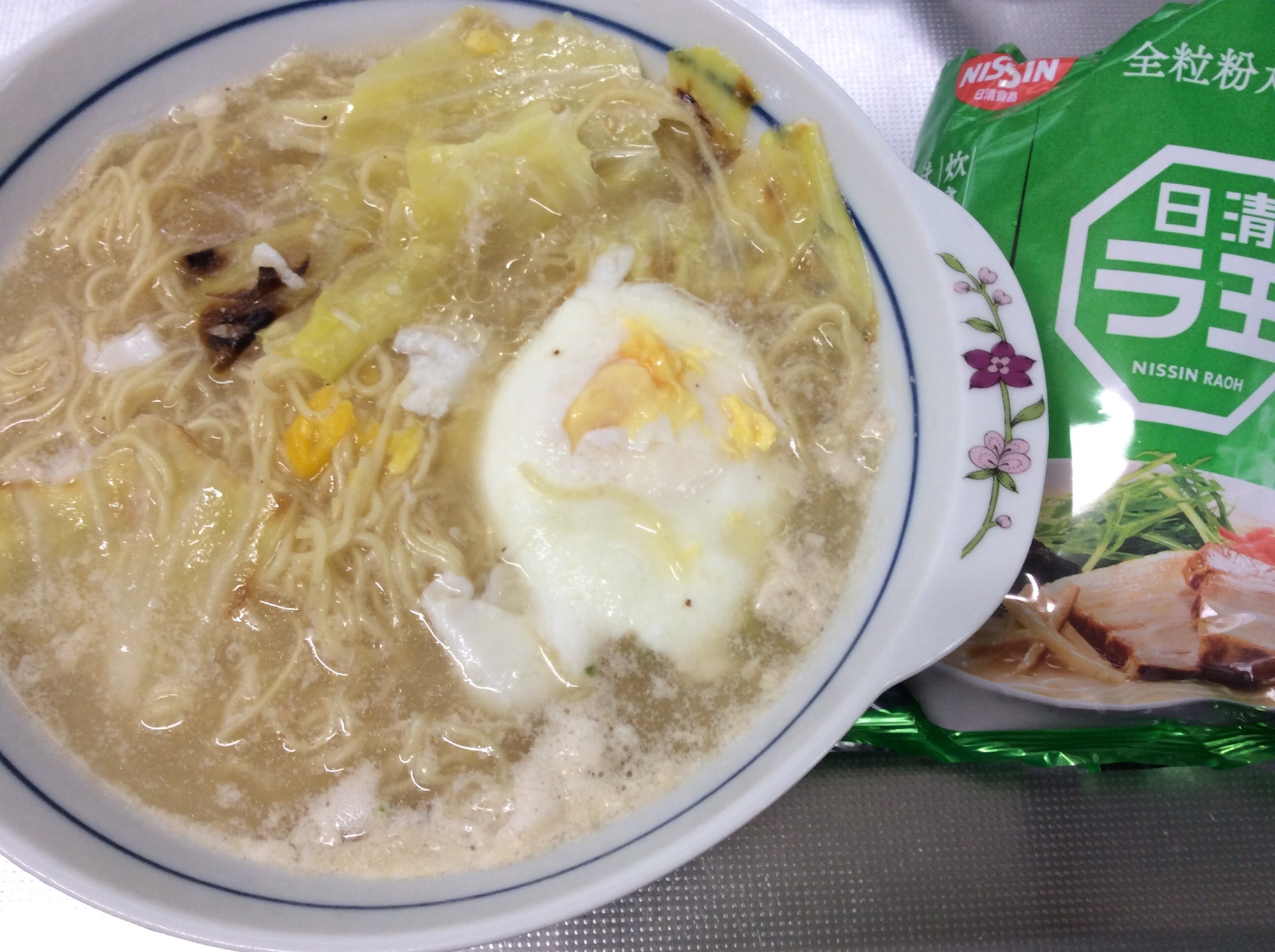 キャベツ炒めと半茹で卵のせトンコツ即席ラーメン