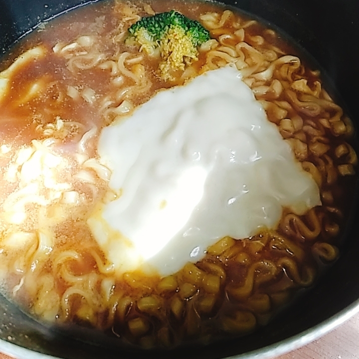 ブロッコリー　卵　チーズのカレーうどん