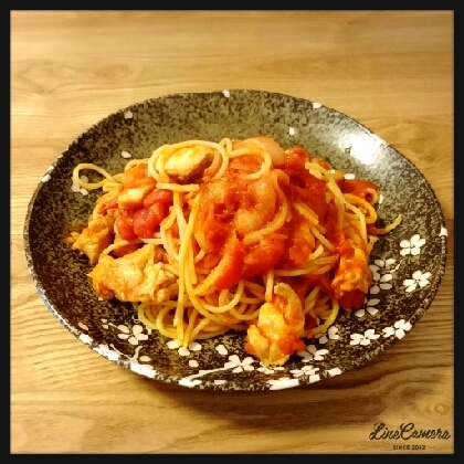 主人とつくりました！シンプルな材料と味付けでこんなに美味しいソースが出来るのか！と驚きました。もも肉のプリッと感とトマトの瑞々しさが食欲をかきたて完食です。