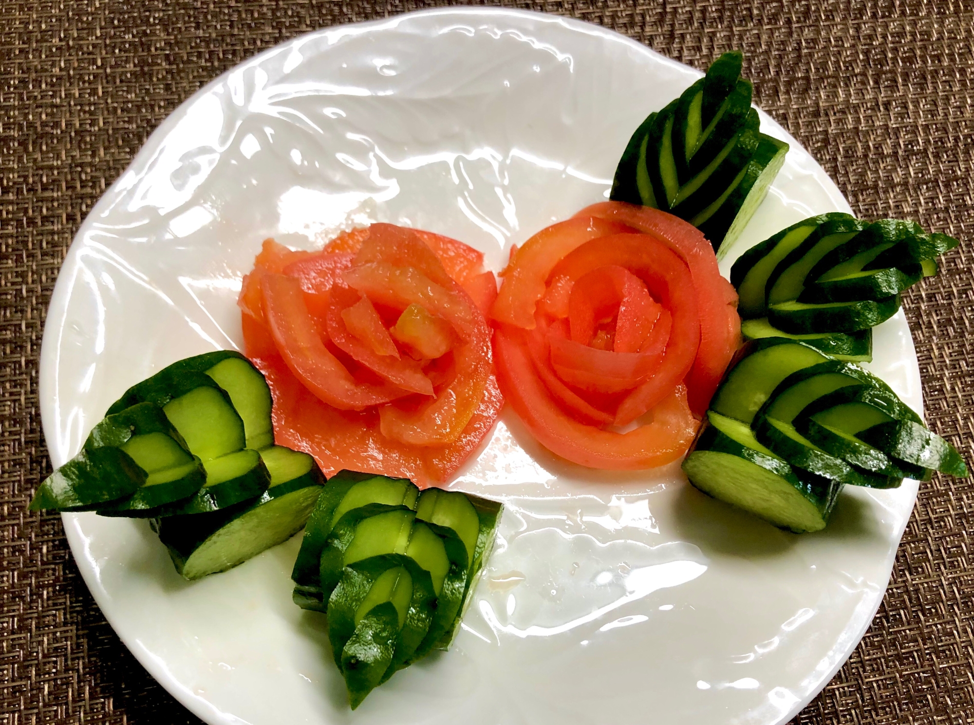 トマトときゅうりの飾り切り レシピ 作り方 By 善ちゃん 楽天レシピ トマトときゅうりの飾り切り レシピ 作り方 By 善ちゃん 楽天レシピ