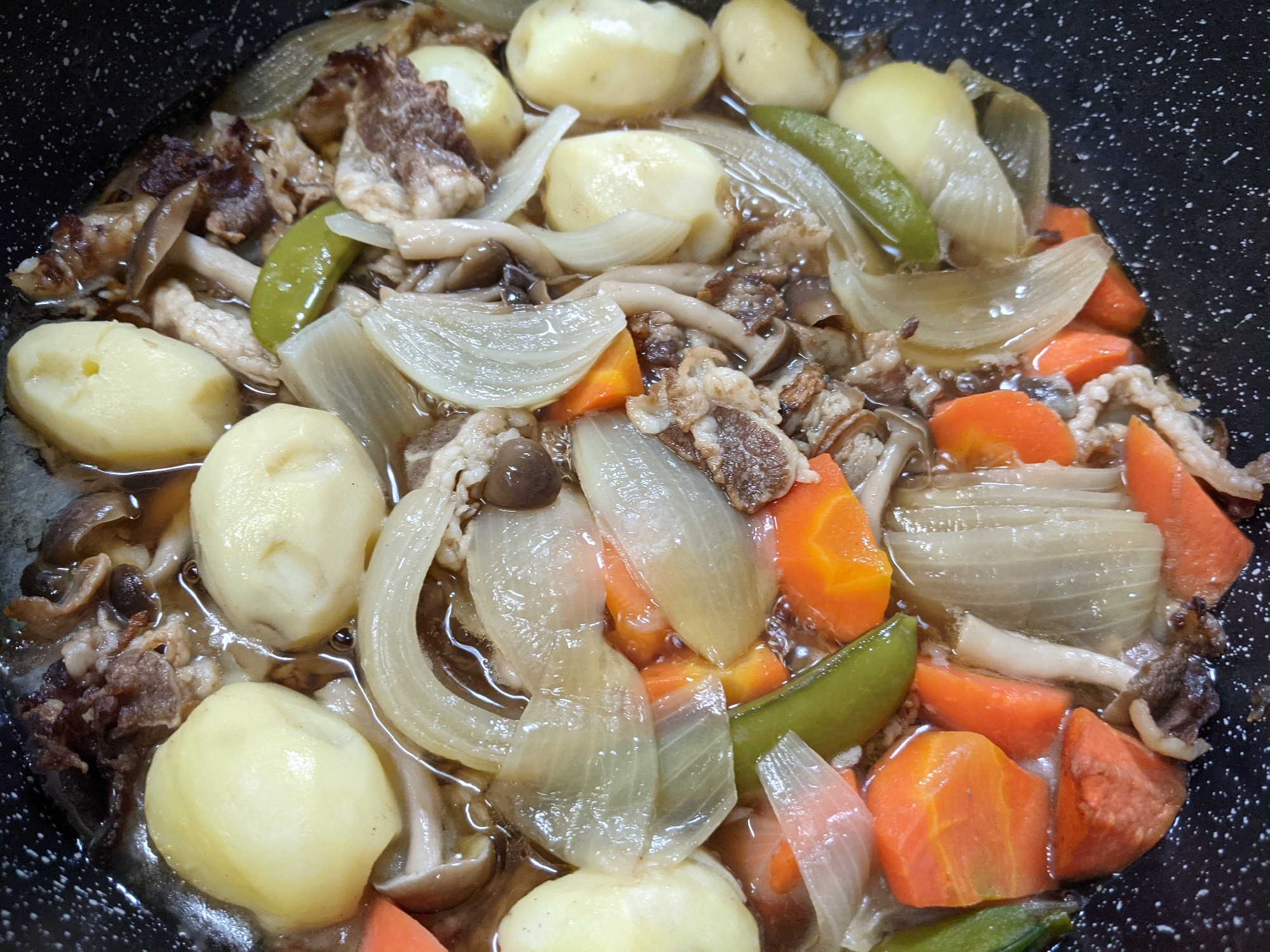 牛肉じゃがいも人参しめじエンドウの肉じゃが