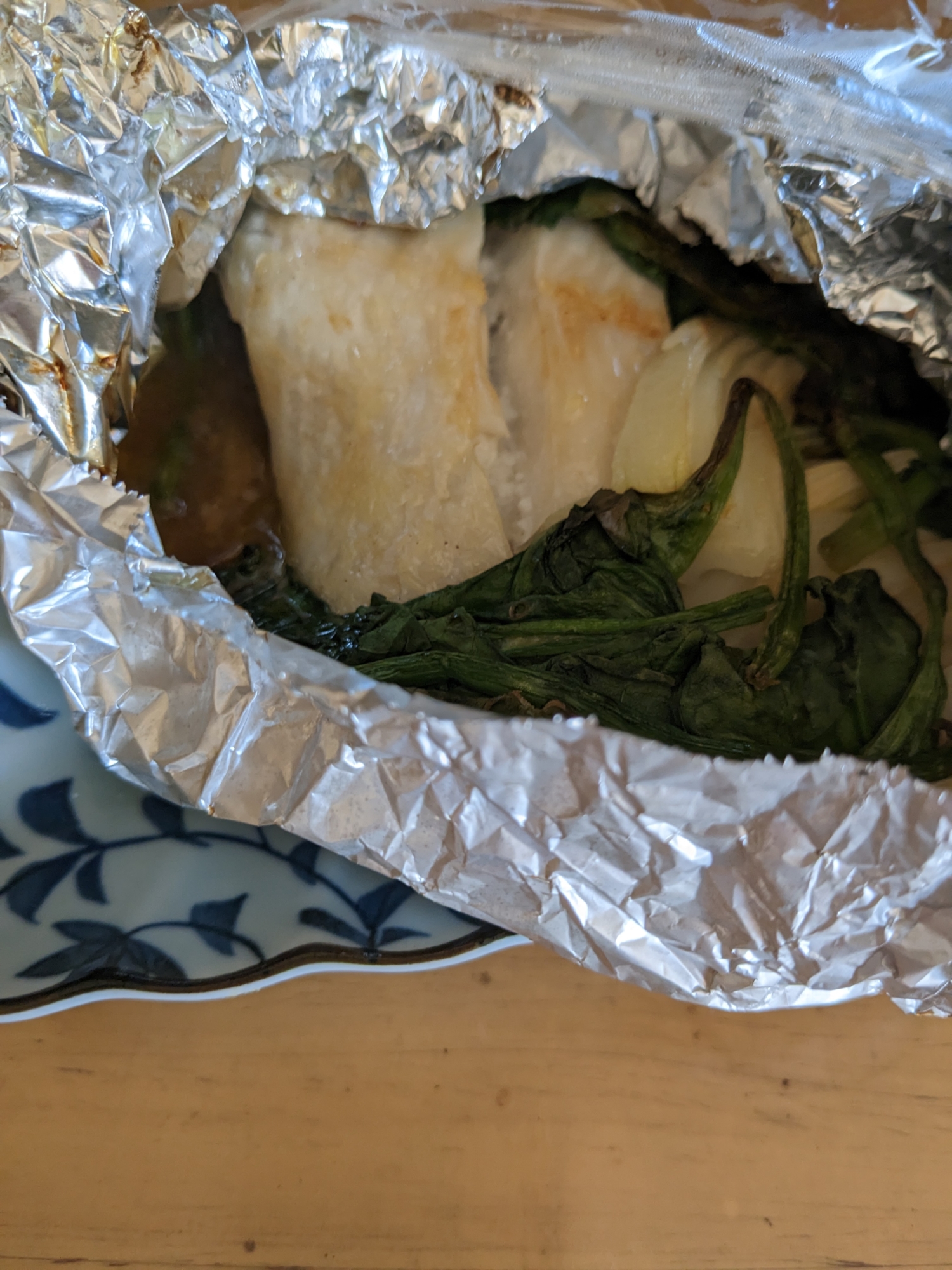 新玉ねぎと鰈とほうれん草のバター醤油ホイル焼き