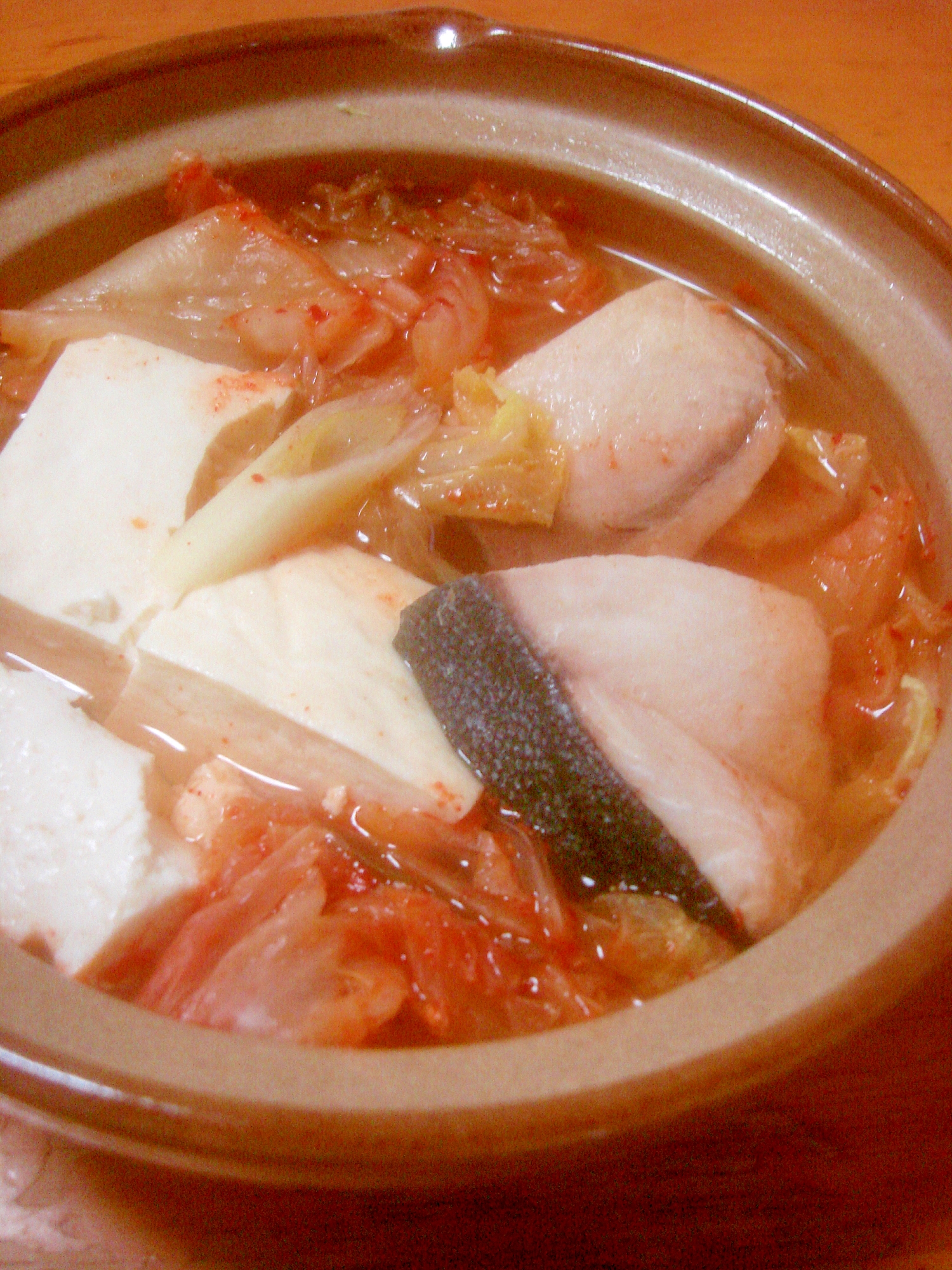 土鍋に入ったぶりのキムチ鍋