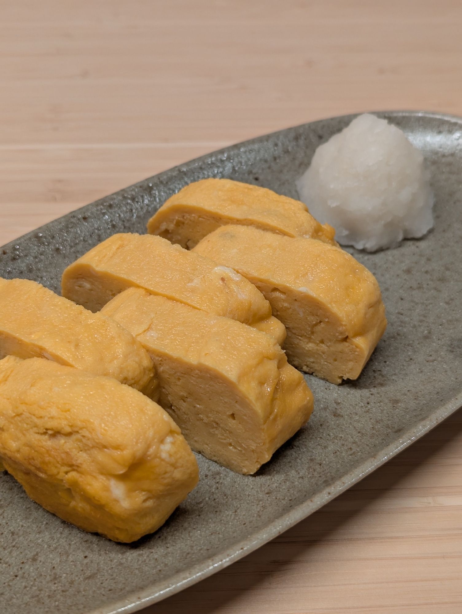 大根おろしをのせて食べる甘めのだし巻き玉子