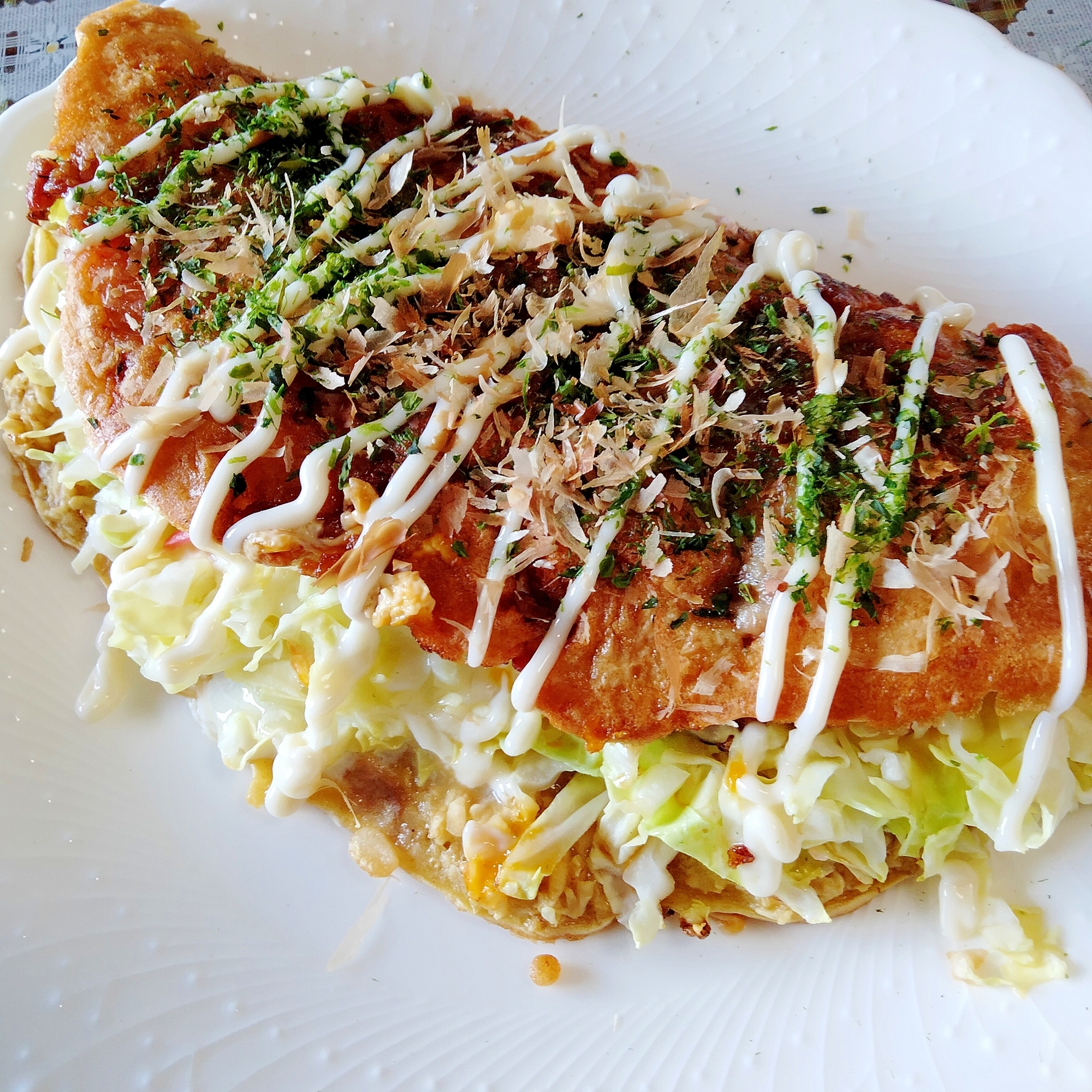 白い皿に盛られたオートミール生地のキャベツ焼き