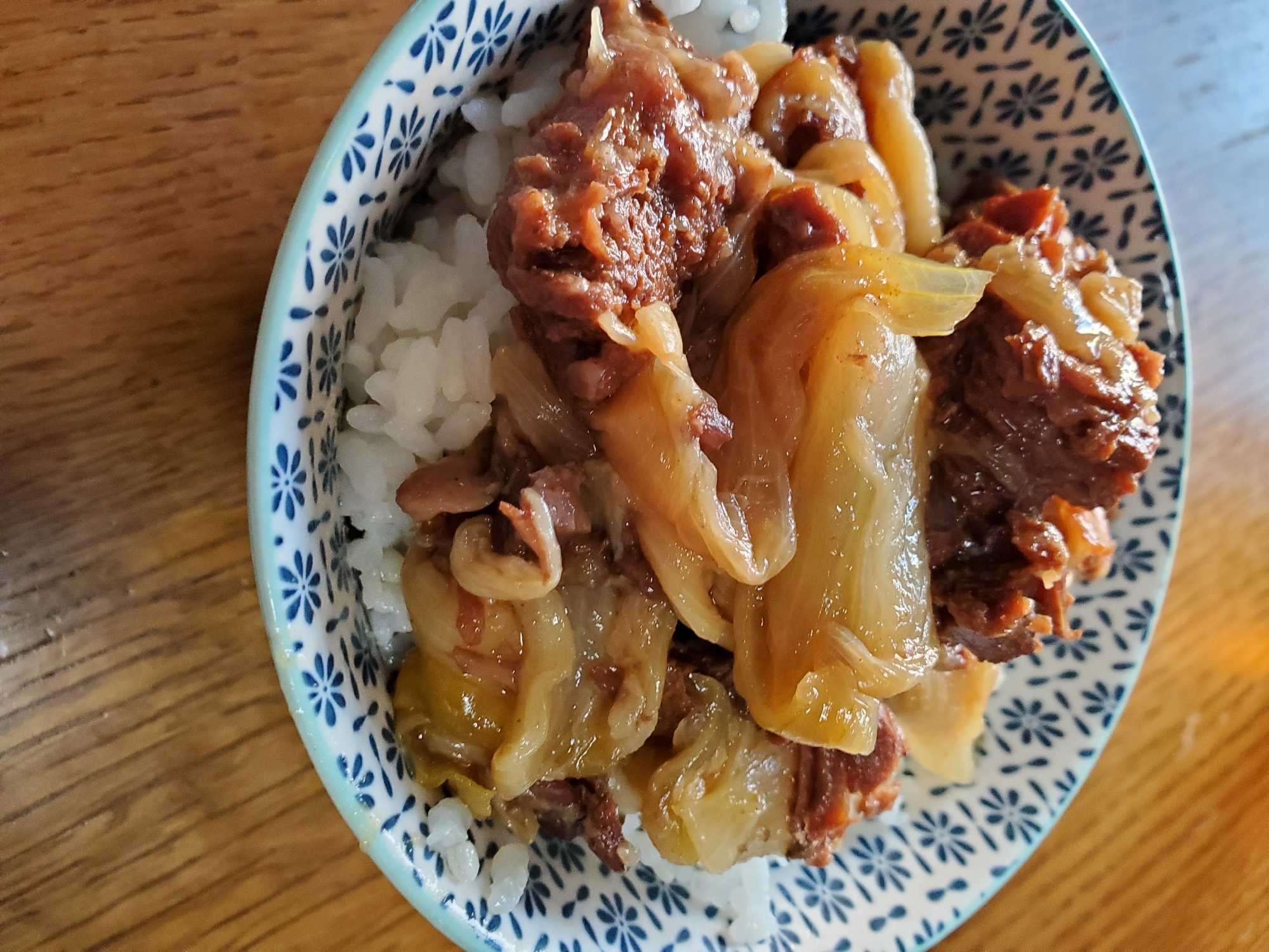 牛スジと玉ねぎの丼