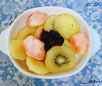 桃とキウイにブルーベリーソースでフルーツサラダを作りました✧˖°マンゴーパインなくてすみません(•̥   •̥ )♡マンゴー食べたこの前が懐かしいw