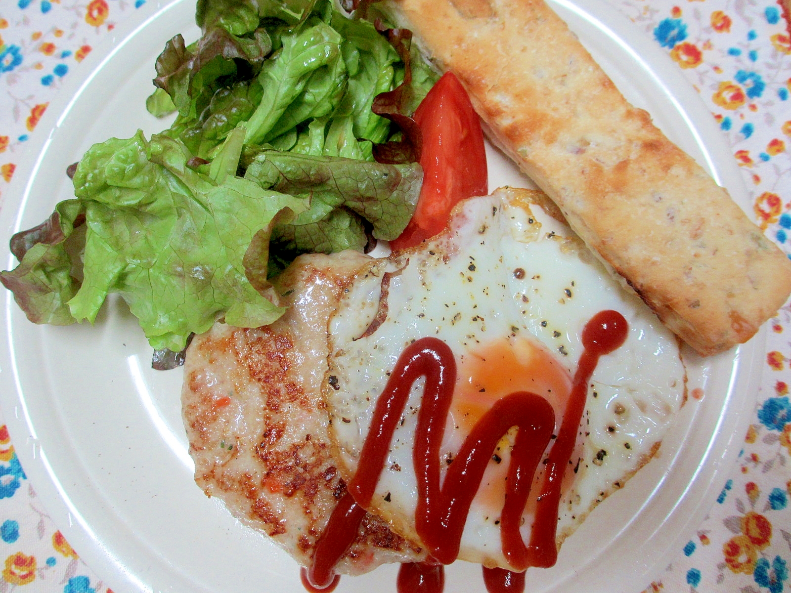 ハンバーグと目玉焼きの朝パンプレート