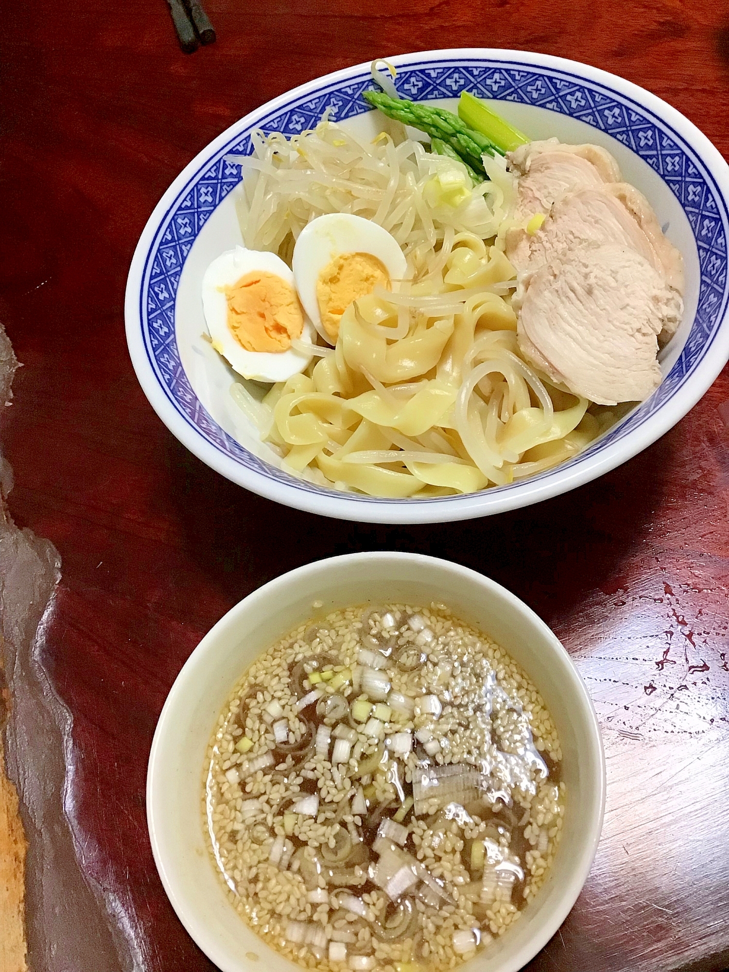 鶏チャーシューの平打ち麺の和風つけ麺。