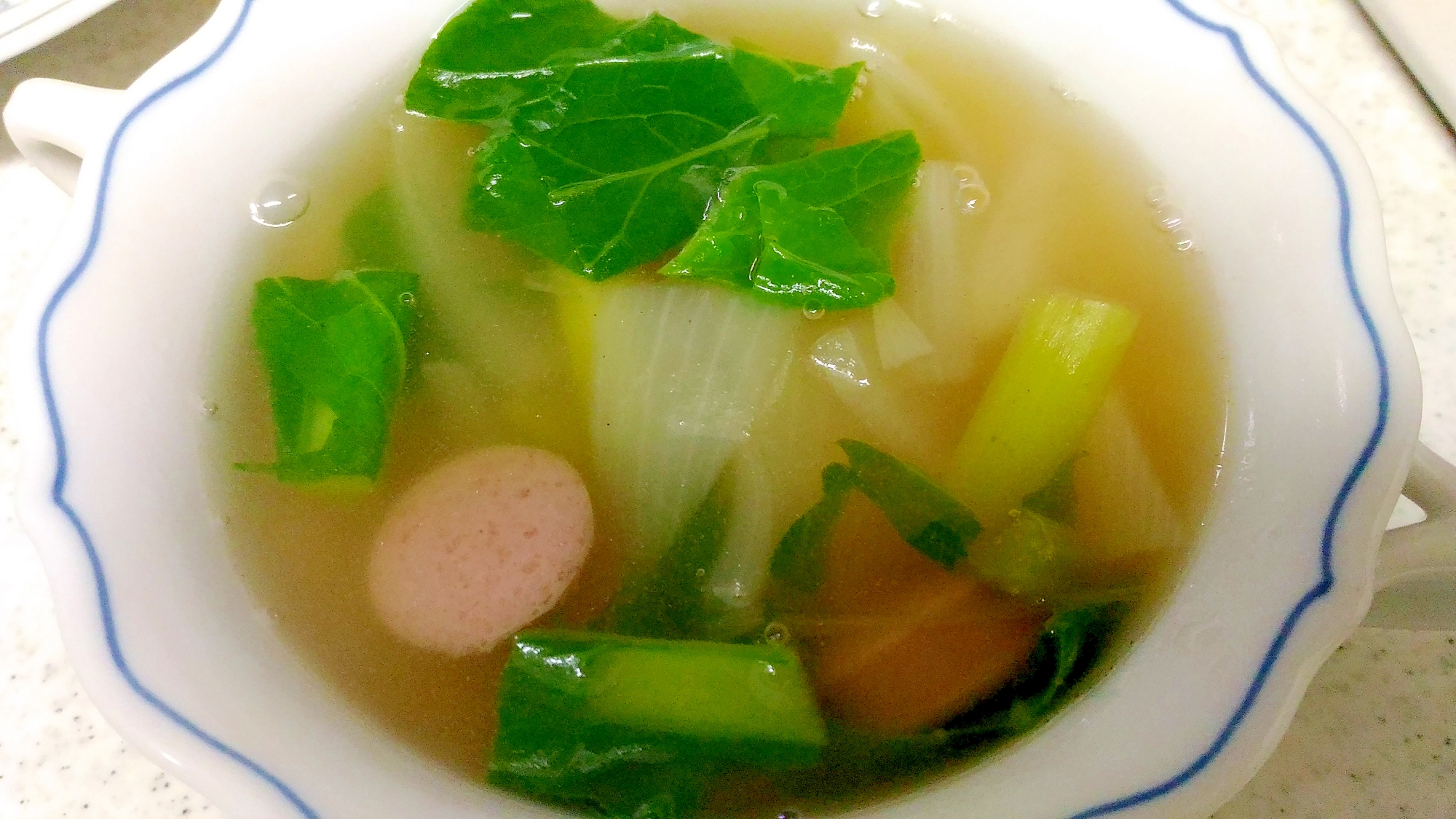 玉葱と小松菜、ウインナーのスープ