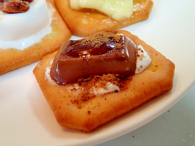 水切りヨーグルトとチョコとシナモンの焼きクラッカー