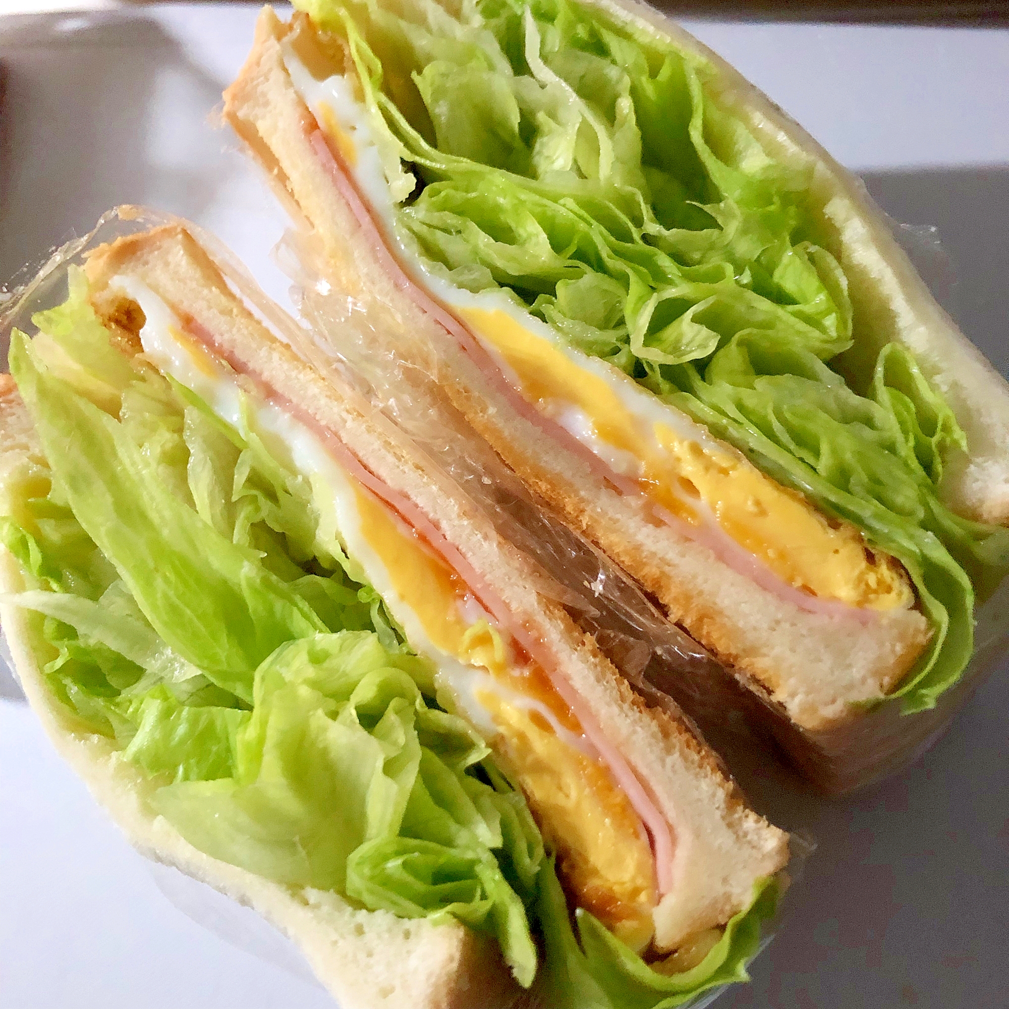 目玉焼きとハムのサンドイッチ