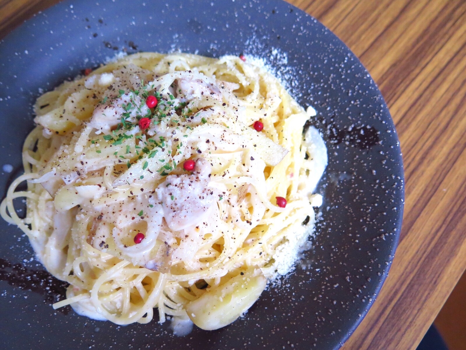 新じゃがとチキンのチーズクリームパスタ