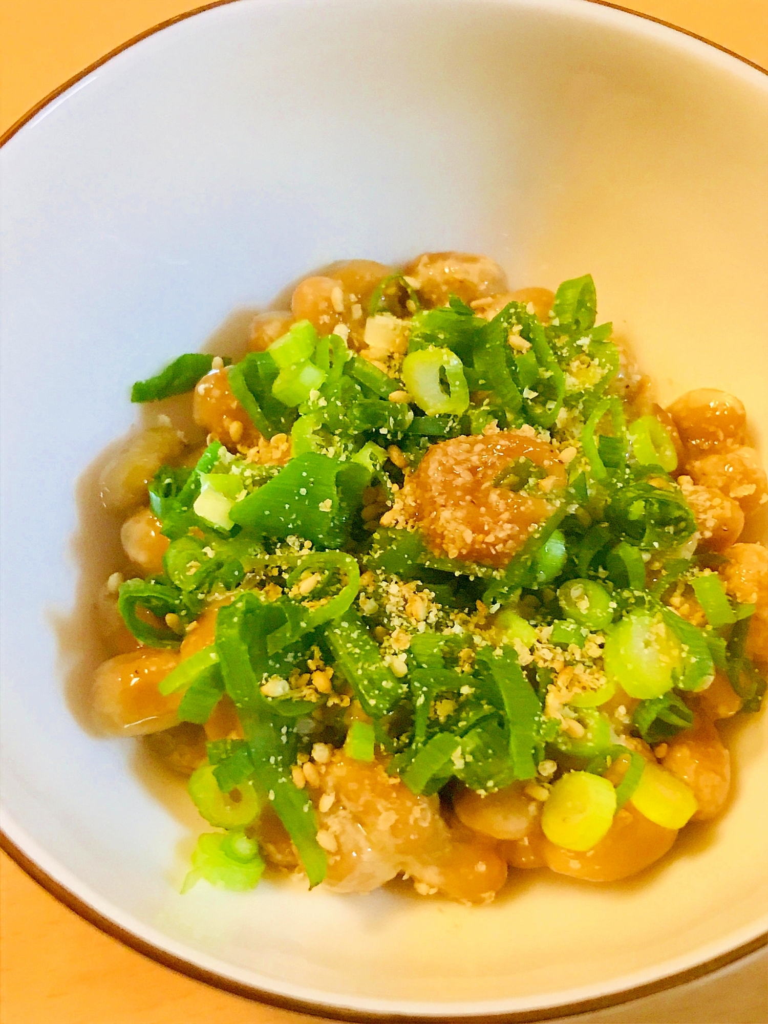 今日の納豆●ネギ＆胡麻＆梅肉をのせて