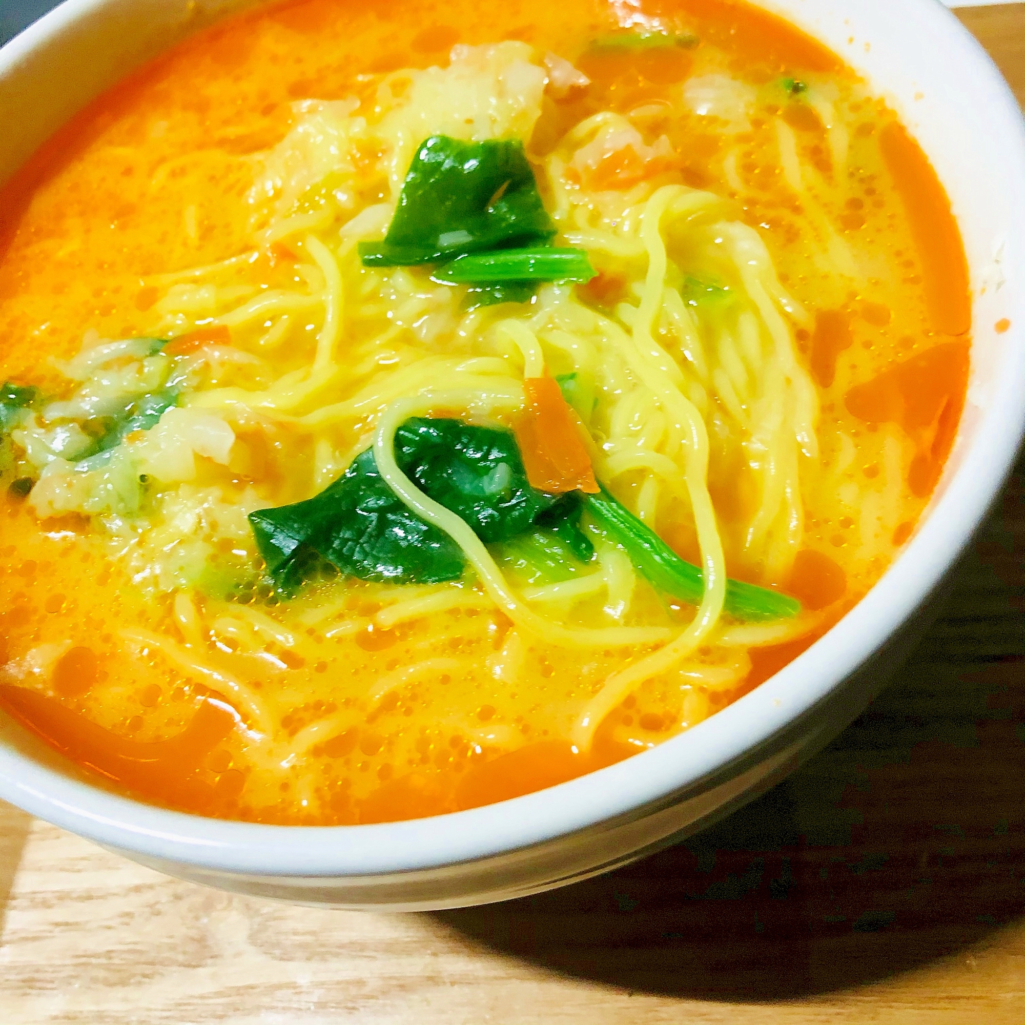 野菜入り！ピリ辛とんこつラーメン