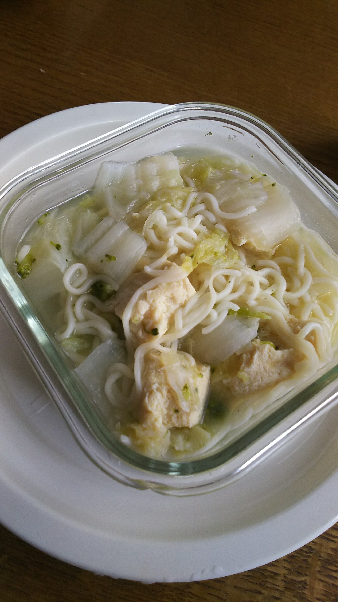 白菜、豆腐、ブロッコリーの豚骨ラーメン